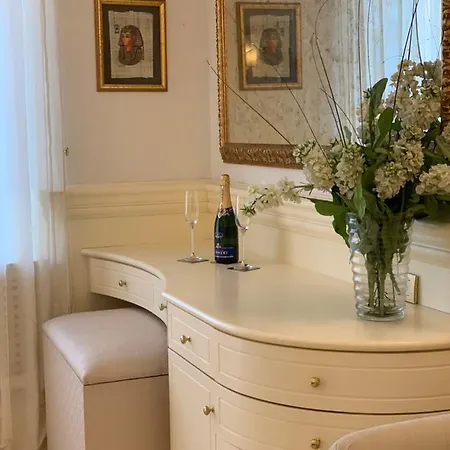 Simon's Guest house *